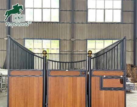 Écuries en bois avec porte battante