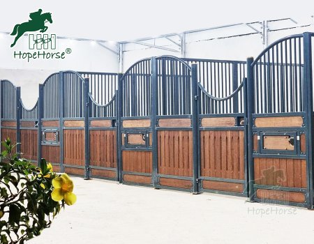 Équipement d'écurie peint