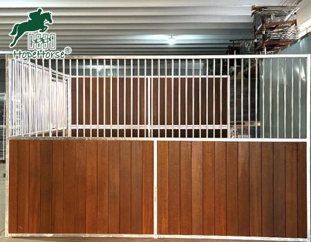 Séparateur de box à chevaux en métal