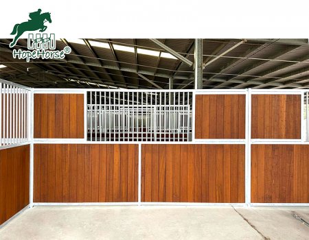 Cloisons galvanisées pour box à chevaux légers
