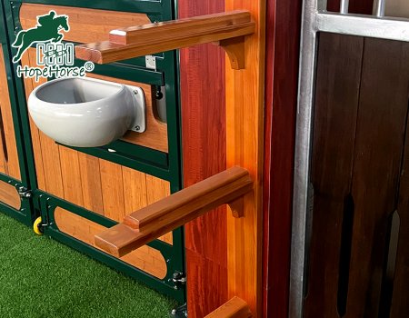 Porte-selle en bois à trois niveaux