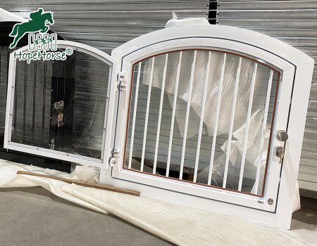 Fenêtres de grange à charnières avec grilles