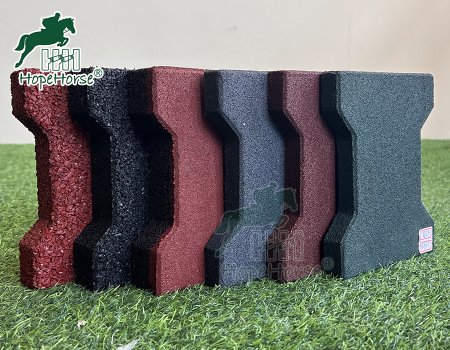 Grains fins sur toute la profondeur du pavé en caoutchouc