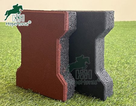 Grains fins sur le dessus et le dessous avec des pavés en caoutchouc à gros grains