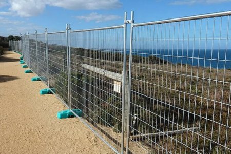 Temporary picket event construction fence